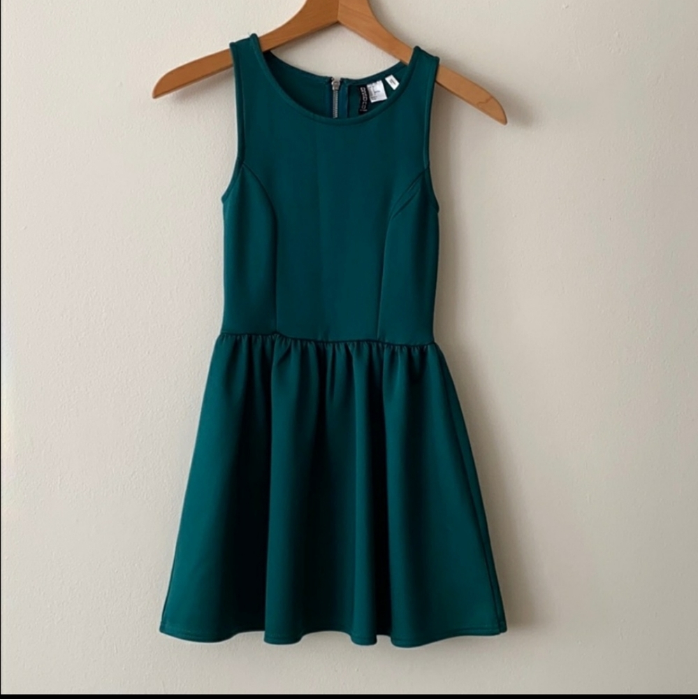 Sleeveless dress with zip back